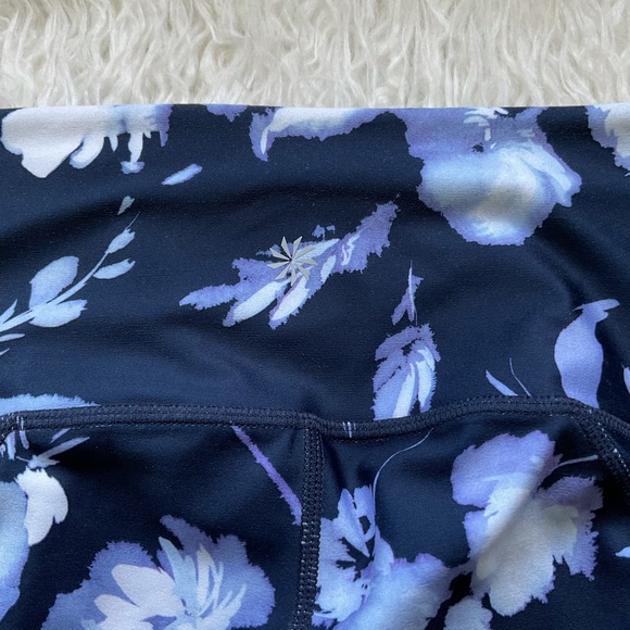 Athleta Water Flower‎ Salutation 7/8 Tight Leggings - Picture 7 of 9